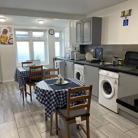 Penn Gardens Flat 1 - 2 - 3 & 4 Apartments Havering Exterior photo
