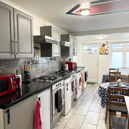 Penn Gardens Flat 1 - 2 - 3 & 4 Apartments Havering Exterior photo