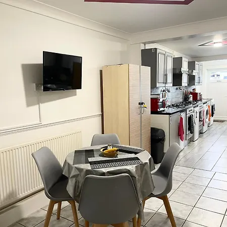 Penn Gardens Flat 1 - 2 - 3 & 4 Apartments Havering Exterior photo