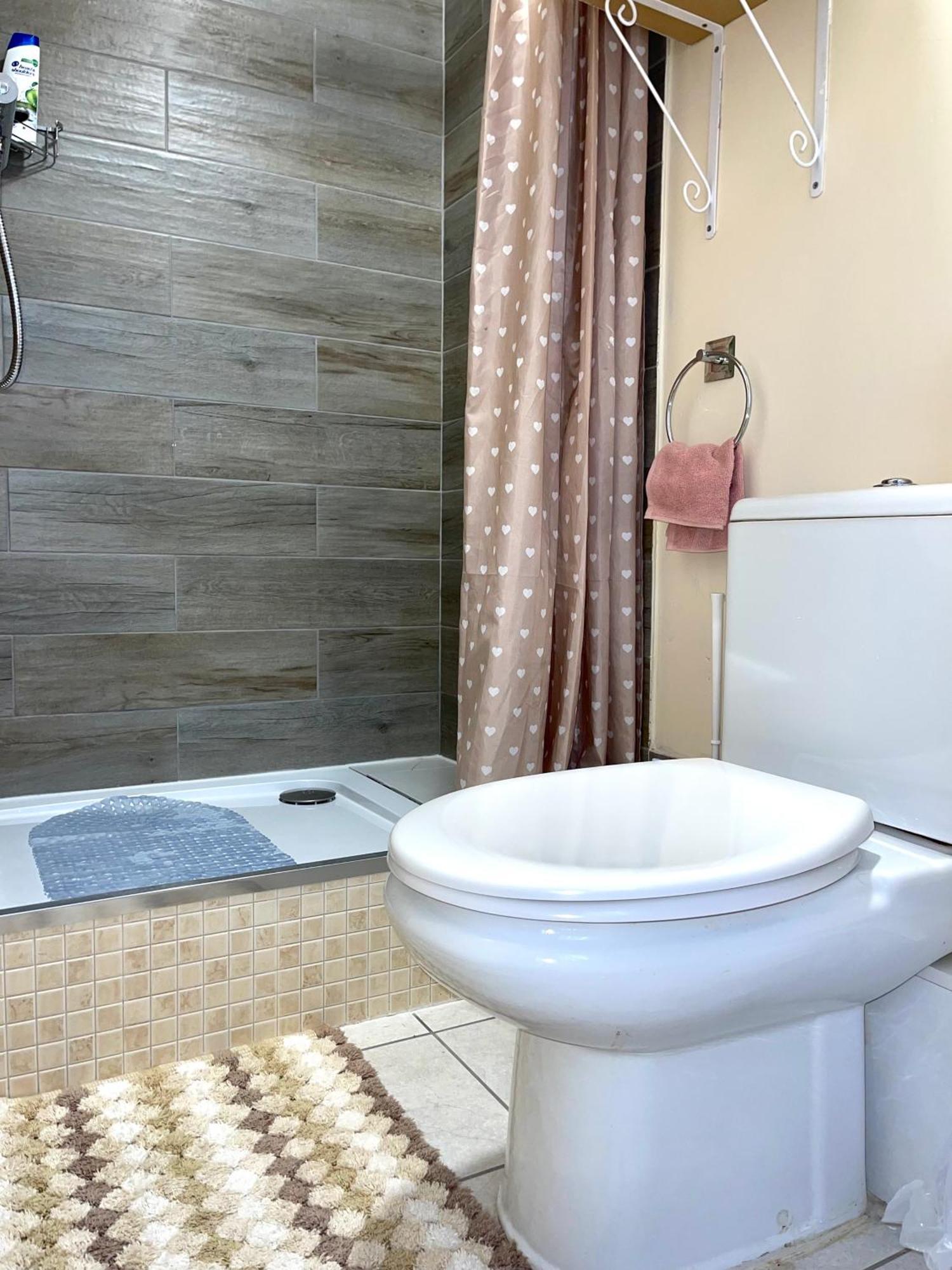 Penn Gardens Flat 1 - 2 - 3 & 4 Apartments Havering