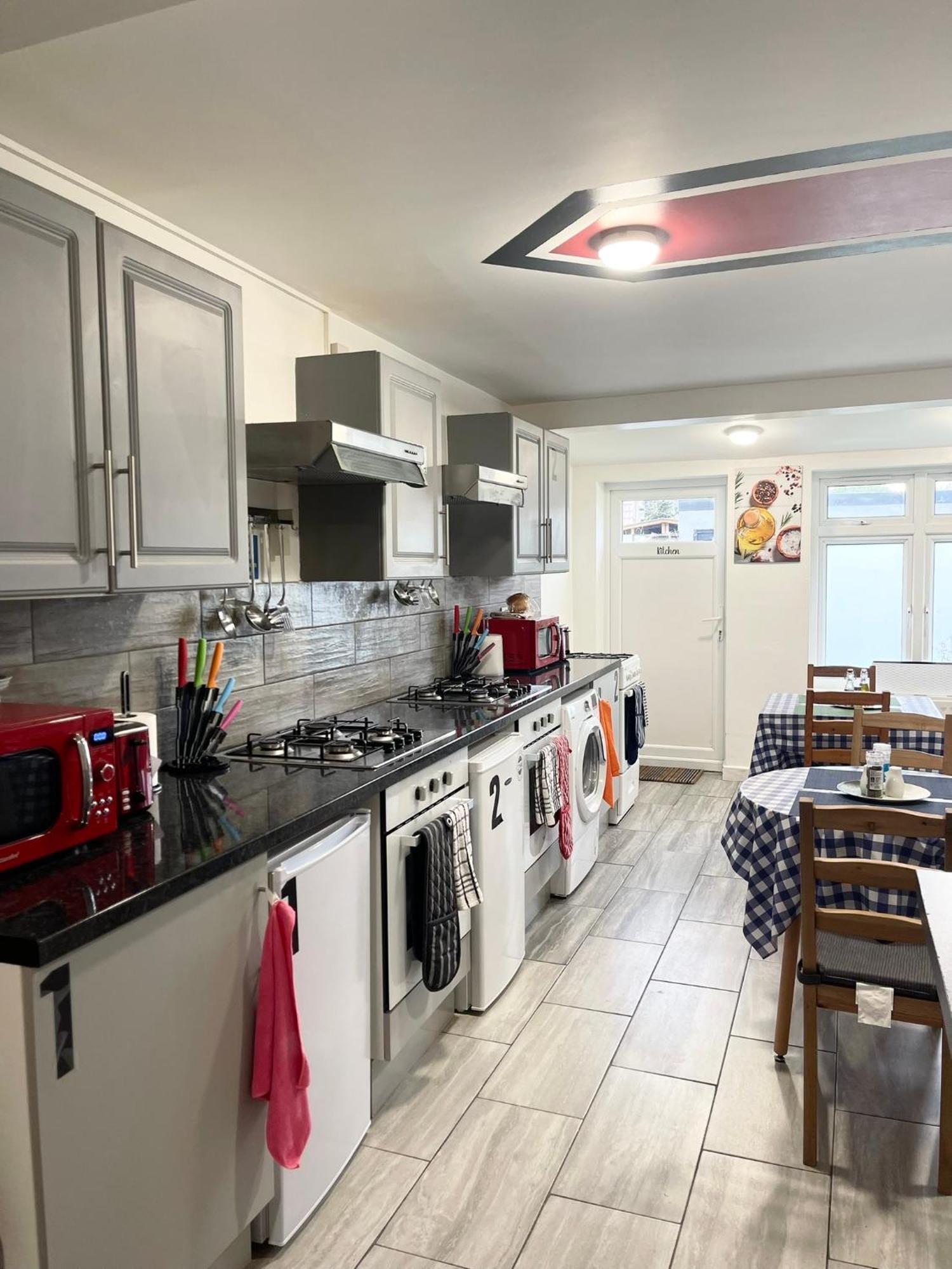 Penn Gardens Flat 1 - 2 - 3 & 4 Apartments * Havering