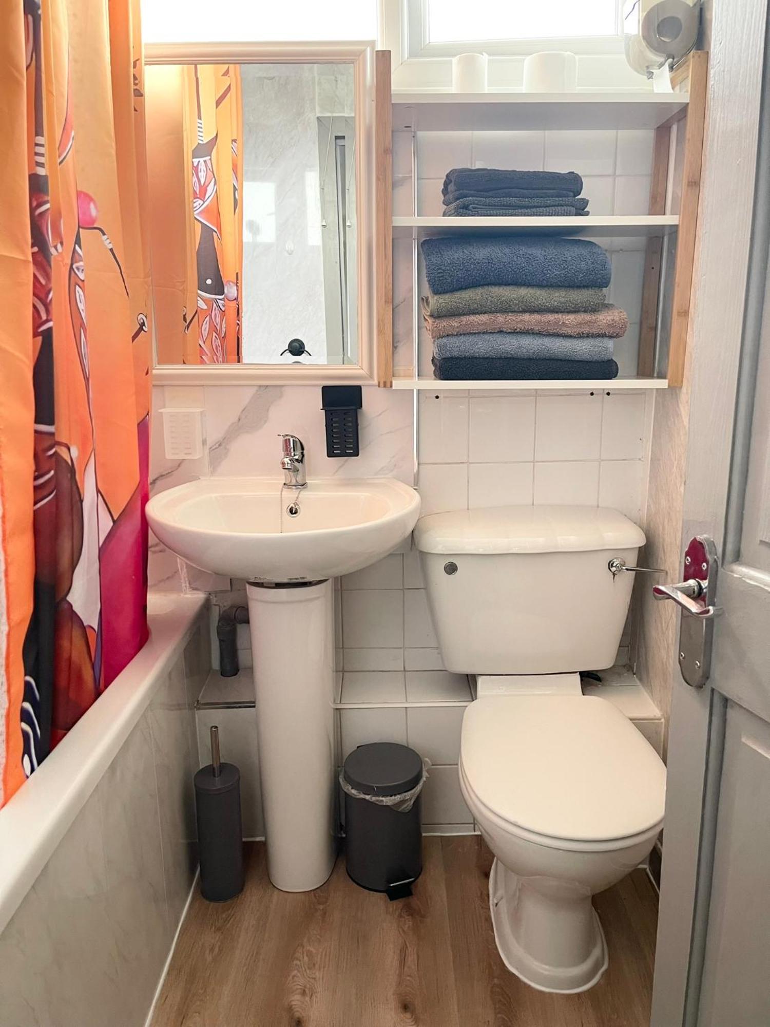 Penn Gardens Flat 1 - 2 - 3 & 4 Apartments * Havering